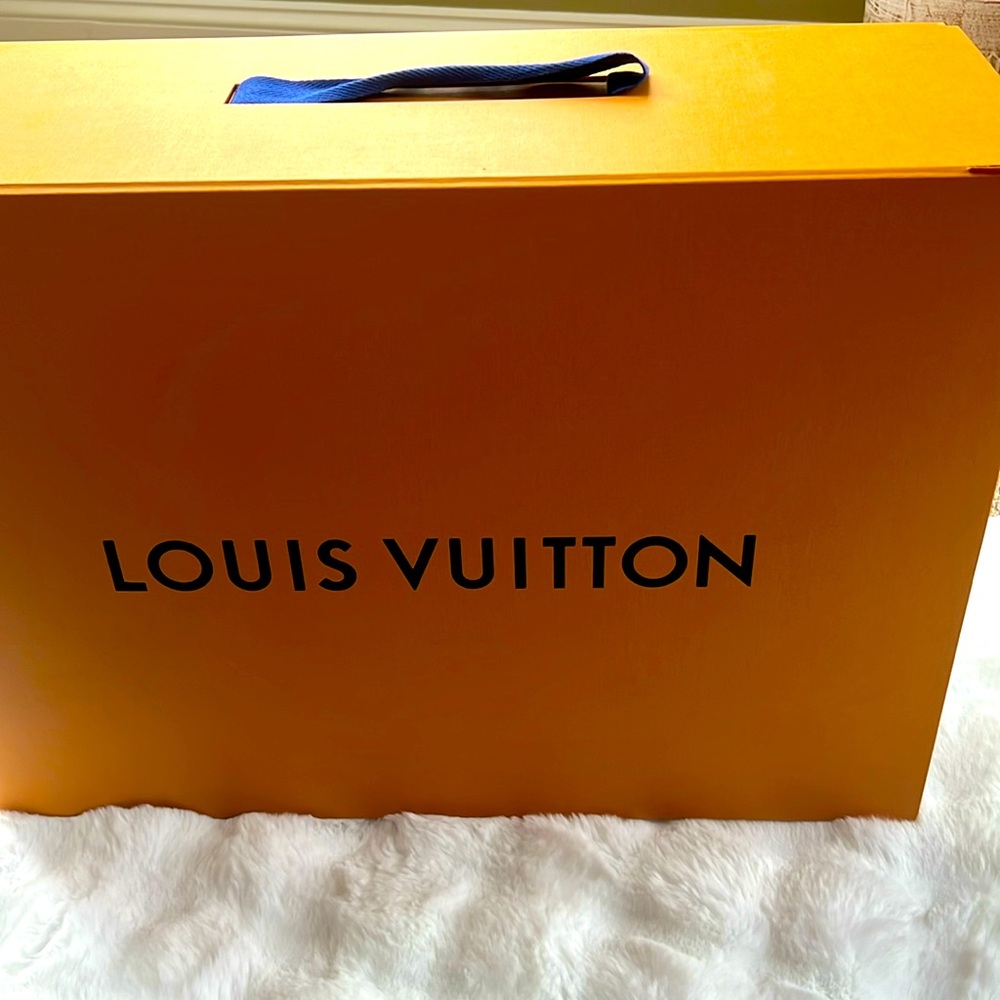 Louis Vuitton Horizon 50. Only used twice too small for me.